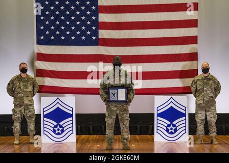 Master-Sgt. Zwide Spencer, 436. Flugzeugwartung Squadron Fortgeschrittener Programme Superintendent, steht zwischen Col. Matthew Jones, 436. Luftbrücke Flügel Kommandant, links, und Chief Master Sgt. Jeremiah Grisham, der 436. Interim-Kommandochef der AW, posiert für ein Foto während der Zeremonie zur Freigabe des Senior Master Sergeant, die am 26. März 2021 im Basistheater auf der Dover Air Force Base, Delaware, stattfand. Spencer war einer von 10 Master-Sergeanten auf der Dover AFB, die für die Beförderung zum Senior Master-Sergeant im 21E8-Promotionszyklus ausgewählt wurden. Stockfoto