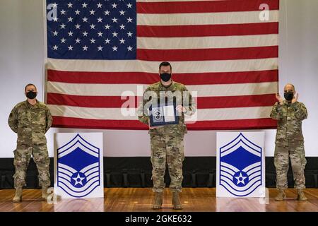 Master-Sgt. William Goede, 736. Aircraft Maintenance Squadron Assistant Aircraft Maintenance Unit Superintendent, steht zwischen Col. Matthew Jones, 436. Airlift Wing Commander, Left, und Chief Master Sgt. Jeremiah Grisham, der 436. Interim-Kommandochef der AW, posiert für ein Foto während der Zeremonie zur Freigabe des Senior Master Sergeant, die am 26. März 2021 im Basistheater auf der Dover Air Force Base, Delaware, stattfand. Goede war einer von 10 Master-Sergeanten auf der Dover AFB, die im 21E8-Promotionszyklus für die Beförderung zum Senior Master-Sergeant ausgewählt wurden. Stockfoto