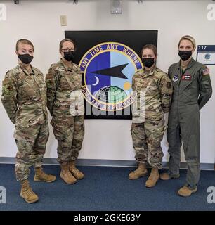 Entsandt Mitglieder des 155. Lufttankflügels, die die Nebraska Air National Guard am 26. März 2021 zu Hause auf dem Luftwaffenstützpunkt Anderson in Guam begrüßten. Wir ehren diese Airmen für ihren fortgesetzten Dienst. (Von links nach rechts) Senior Airman Jenna Sagstetter, 155. Logistics Plans Technician, Tech. Sgt. Amanda Kahler, 155th Medical Group Aerospace Medical Technician, Senior Airman Chase Bushhousen, 155th Operations Group All-Source Intelligence, und Maj Avery Sides, 155th Medical Group Flight Physician sind derzeit im Einsatz. Stockfoto