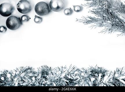 Weihnachtskomposition mit silbernen Kugeln auf weißem Hintergrund. Weihnachten, Neujahr Konzept. Flach liegend, Draufsicht, Kopierbereich Stockfoto