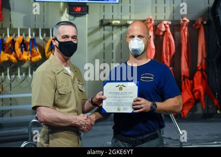 Navy-Tauchlehrer 1. Klasse Ryan M. Murphy wurde am 26. März 2021 von Captain Steven W. Antcliff, Kommandant der Naval Submarine School, an Bord der Naval Submarine Base New London, als Instruktor des Viertels für das zweite Quartal 2021 anerkannt. Als PSET-Kontrollbeamter lieferte Murphy fachmännisch 86 Stunden Unterricht, um die erfolgreiche Graduierung von über 470 Studenten in diesem Quartal sicherzustellen. Murphy wurde auch nicht nur als hervorragender Lehrer für die Schüler der Naval Submarine School anerkannt, sondern auch als Mentor für seine Kollegen in der Hochrisikoabteilung. Stockfoto
