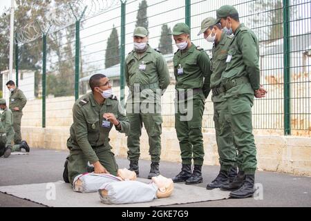 Ein Mitglied der Royal Moroccan Armed Forces unterrichtet Klassenkameraden während einer CPR-Klasse in der Nähe von Kenitra, Marokko, 25. März 2021. Marineinfanteristen, Matrosen und Mitglieder der Utah National Guard nehmen an der humanitären Minenaktion, der Sprengstoffbeseitigung in Marokko 2021 Teil, wo US-EOD-Techniker die EOD-Validierung der Royal Moroccan Armed Forces (FAR)-Soldaten der Stufe zwei beaufsichtigen, um die Bemühungen zur Schaffung einer EOD-Fähigkeit innerhalb DER FAR fortzusetzen. Stockfoto