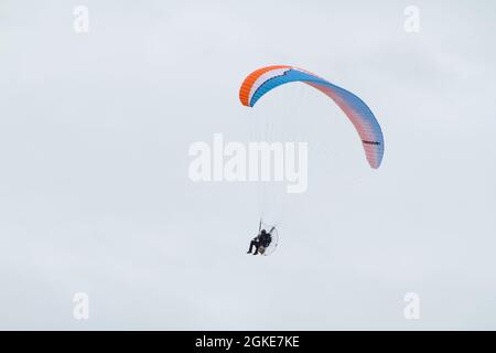 Paramotoring am Himmel mit einem Piloten an Bord Stockfoto