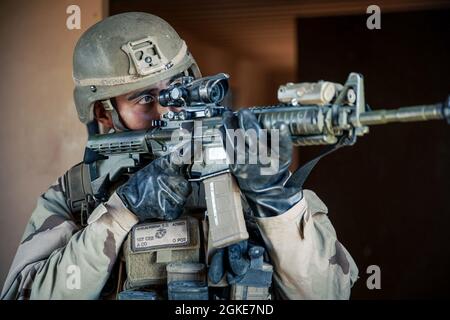 U.S. Marine Corps Lance CPL. Ernesto Avilaurbina, ein Kampfingenieur der Alpha Company, Battalion Landing Team 1/1, 11. Marine Expeditionary Unit, sorgt während eines Angriffs der Light Armored Reconnaissance Company auf das Marine Corps Base Camp Pendleton, Kalifornien, am 26. März 2021 für Sicherheit mit einem M4-Karabiner. Während des Angriffs bewegten sich die Marineinfanteristen von Schiff zu Land über das Landungsschiff der US-Marine, das Luftpolster, um ein Ziel von feindlichen Kämpfern zu ergreifen. Das Integrationstraining der US-Marine und des Marine Corps bietet der Essex Amphibious Ready Group/11th MEU die erste Möglichkeit, mehrere zu planen, zu besprechen und auszuführen Stockfoto