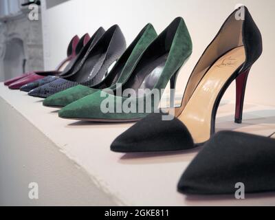 Paris, Frankreich. September 2021. Schuhe der französischen Schauspielerin Catherine Deneuve sind im Pariser Auktionshaus Artcurial ausgestellt. Mehr als 120 Paar ihrer Schuhe wurden am Dienstag, den 14. September 2021, für wohltätige Zwecke versteigert. Die Online-Auktion brachte mehr als 47,000 Euro ein. (To dpa Schuhe der Schauspielerin Catherine Deneuve versteigert) Quelle: Rachel Boßmeyer/dpa/Alamy Live News Stockfoto