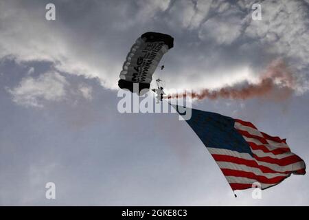 Sergeant 1. Klasse (ret.) Dana Bowman steigt vom Himmel herab, nachdem sie während der Abschlusszeremonie aus einem Flugzeug gesprungen ist, während „God Bless the USA“ auf dem Deer Creek Course im Landings Club, Savannah, Georgia, am 27. März 2021 spielt. Bowman war als Soldat der Spezialeinheiten und Mitglied des Fallschirmteams der Golden Knights, als er in der aktiven Armee diente. Stockfoto