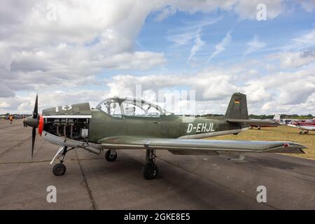 Piaggio P.149 (D-EHJL) auf der Fluglinie bei der Abingdon Air & Country Show am Samstag, 11. September 2021 Stockfoto