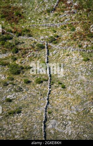 Geometrische Formationen in den Teilungen von Parzellen an den landwirtschaftlichen Hängen in Courel Lugo Galicia Stockfoto