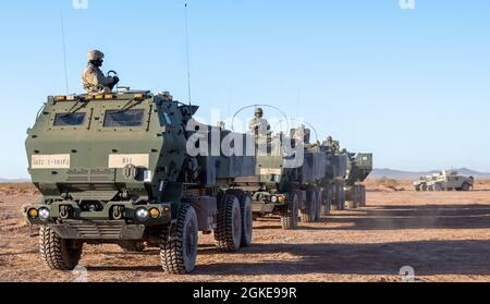 Soldaten der US-Armee, die Bravo Battery, 1-181 Field Artillery Regiment, 30. Truppenkommando, zugewiesen wurden, inszenieren Fahrzeuge im Oro Grande Range Camp, New Mexico, 27. März 2021. Die Soldaten nahmen kurz vor ihrem bevorstehenden Einsatz mit M142 High Mobility Artillery Rocket Systems (HIMARS) an einer Live Fire Übung Teil. Stockfoto