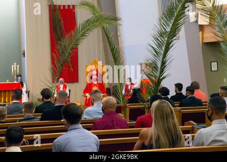 Bischof Neal Buckon, Vikar der westlichen Hälfte der Vereinigten Staaten für die Erzdiözese des Militärdienstes (AMS), hält bei einem Gottesdienst am Palmsonntag in der Kapelle des Unbefleckten Herzens Marines und Seeleuten der katholischen Pfarrei die heilige Messe, Marine Corps Air Ground Combat Center, Twentynine Palms. Stockfoto