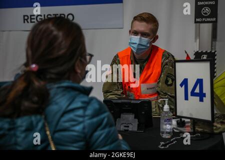 U.S. Army PFC. Nichola Sanchez, ein Kraftfahrzeugbetreiber bei Alpha Company, 426. Brigade Support Bataillon, 1. Brigade Combat Team, 101. Airborne Division (Air Assault), registriert Gemeindemitglieder, um ihren COVID-19-Impfstoff im United Center Community Impfcenter in Chicago, 28. März 2021, zu erhalten. Das U.S. Northern Command setzt sich über die U.S. Army North weiterhin dafür ein, die Federal Emergency Management Agency im Rahmen der Reaktion der gesamten Regierung auf COVID-19 weiterhin flexibel und flexibel zu unterstützen. Stockfoto