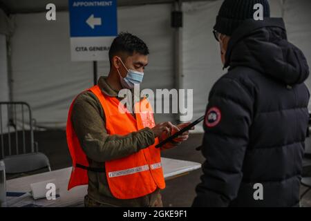 SPC der US-Armee. Josiah Hue, Wasseraufbereitungsspezialist bei Alpha Company, 426. Brigade Support Bataillon, 1. Brigade Combat Team, 101. Airborne Division (Air Assault), validiert Gemeindemitglieder für den COVID-19-Impfstoff im United Center Community Impf Center in Chicago, 28. März 2021. Das U.S. Northern Command setzt sich über die U.S. Army North weiterhin dafür ein, die Federal Emergency Management Agency im Rahmen der Reaktion der gesamten Regierung auf COVID-19 weiterhin flexibel und flexibel zu unterstützen. Stockfoto