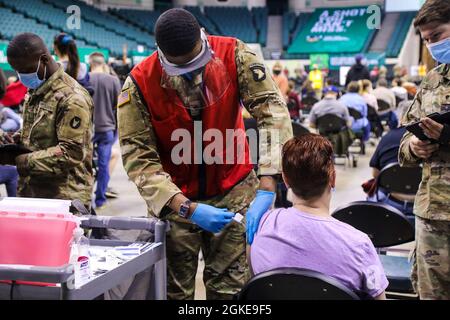 SPC der US-Armee. Elijah Robertson, ein gebürtiger Tampa, Florida, und Kampfmediziner mit dem 2. Brigade Combat Team, 101st Airborne Division (Air Assault), arbeitet normalerweise als Linienmediziner in einem Infanteriezug, aber im Wolstein Community Vaccination Center in Cleveland ist sein Job etwas anders. „Es fühlt sich wirklich gut an, den Mitgliedern der Gemeinschaft hier helfen zu können“, sagte Robertson. „jeder ist so dankbar für die Arbeit, die wir leisten, und das macht meine Arbeit einfacher.“ Robertson trat der Armee wegen der Bildungsleistungen bei und plant, sie zur Förderung seiner militärischen Karriere zu nutzen. „Ich plane, zu medizinischen s zu gehen Stockfoto