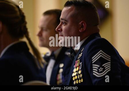 Chief Master Sergeant Daniel Magas, Leiter der 841. Raketenabwehr-Staffel, hört einen Sprecher bei einer Chief Induction Ceremony am 27. März 2021 auf dem Luftwaffenstützpunkt Malmstrom, Month. Magas wurde zusammen mit vier weiteren Hauptförderern anerkannt. Stockfoto