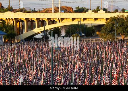 Das Heilungsfeld in Tempe, Arizona, erinnert an die Angriffe von 9-11, indem für jede Person, die an diesem Tag umkam, eine amerikanische Flagge gezeigt wird. Stockfoto