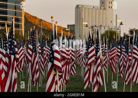 Das Heilungsfeld in Tempe, Arizona, erinnert an die Angriffe von 9-11, indem für jede Person, die an diesem Tag umkam, eine amerikanische Flagge gezeigt wird.