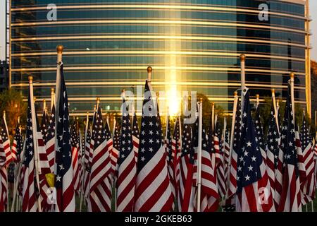 Das Heilungsfeld in Tempe, Arizona, erinnert an die Angriffe von 9-11, indem für jede Person, die an diesem Tag umkam, eine amerikanische Flagge gezeigt wird.