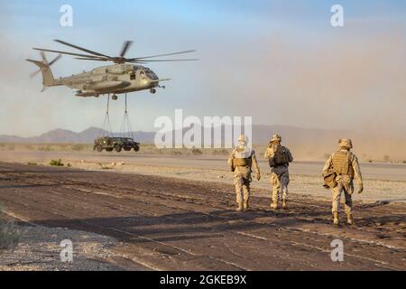 US-Marineinfanteristen beauftragt, das Bataillon der Kampflogistik 13, das Bataillon der Kampflogistik 17, die 1. Marine Logistics Group, durchzuführen Helicopter Support Team (HST) Operationen, zur Unterstützung von Waffen- und Taktikinstruktor (WTI) Kurs 2-21, auf dem Hilfsflugplatz II, in der Nähe von Yuma, Arizona, 29. März 2021. Der WTI-Kurs ist eine siebenwöchige Schulungsveranstaltung, die von Marine Aviation Weapons and Tactics Squadron One veranstaltet wird. Sie bietet standardisierte fortgeschrittene taktische Schulungen und Zertifizierungen von Instruktorenqualifikationen, um die Ausbildung und Bereitschaft der Marine Aviation zu unterstützen und hilft bei der Entwicklung und Anwendung von weap für die Luftfahrt Stockfoto