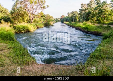 Wasserkanal in der Nähe des Udawalawe National Village, Sri Lanka Stockfoto