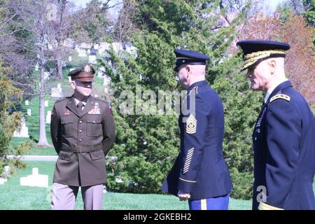 Der kommandierende General der Ersten Armee, LT. General Thomas S. James Jr., stellvertretender General der Ersten Armee für Operationen, Major General Troy D. Galloway, und Command Sergeant Major der Ersten Armee, Command Sgt. Maj. John P. McDwyer, ehrt das Grab von General John J. Pershing, General der Armeen der Vereinigten Staaten während des Ersten Weltkriegs, auf dem Arlington National Cemetery, Arlington, Virginia, 29. März 2021. General Pershing wurde in der Sektion 34 des Nationalfriedhofs von Arlington, die von ihm ausgewählt wurde, um von seinen Soldaten umgeben zu werden, zum ersten kommandierenden General der Ersten Armee, dem ersten von drei Stockfoto