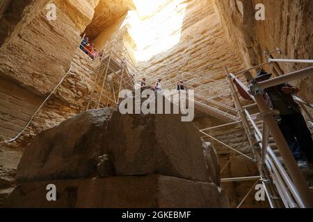 Saqqara, Ägypten. September 2021. Touristen besuchen am 14. September 2021 das südliche Grab von König Djoser in der Nekropole von Saqqara, südlich von Kairo, Ägypten. Ägypten öffnete am Montag das südliche Grab von König Djoser nach der Restaurierung in der Nekropole von Saqqara in der Nähe der Hauptstadt Kairo. Der Restaurierungsprozess begann im Jahr 2006 und umfasste Konservierungs- und Restaurierungsarbeiten der unteren Korridore, die Stärkung der Wände und Decken, die Vervollständigung der Inschriften im Inneren des Grabes als die Montage des Granit-Sarkophags. Quelle: Sui Xiankai/Xinhua/Alamy Live News Stockfoto