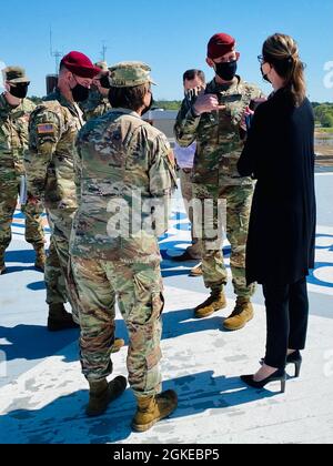 Brig. General David Doyle, Joint Readiness Training Center und Fort Polk Kommandant General, diskutiert mit Command Sgt die medevac Fähigkeiten auf dem Hubschrauberlandeplatz des Rapides Regional Medical Center. Maj. Michael Henry, Oberkommandant Major (links), Oberst Jody Dugai, Kommandant des Bayne-Jones Army Community Hospital und Dawn Descant, Arzt des Rapides Regional Medical Center und Direktor für Providerbeziehungen. Der kommandierende General war am 29. März in Alexandria, wo er mit Netzanbietern in Zentral-Louisiana kommunale Kontakte führte. Stockfoto