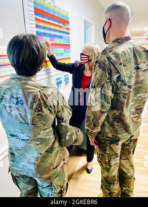 Clair Hick, Chief Executive Officer, Longleaf Hospital, beschreibt Brig die täglichen Aktivitäten von Patienten im Programm „Verzeihliche Verluste und Stärkung“ (FLAGS). General David Doyle, Joint Readiness Training Center und Fort Polk Kommandant General, und Col. Jody Dugai, Bayne-Jones Army Community Hospital Kommandant während einer Besichtigung der Anlage. Der Kommandant war am 29. März in Alexandria, wo er mit Netzanbietern in Zentral-Louisiana kommunale Kontakte führte. Stockfoto