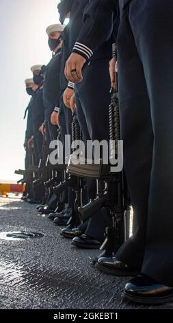 PAZIFISCHER OZEAN (29. März 2021) Seeleute nehmen an einer Beerdigung auf der Seezeremonie an Bord des amphibischen Sturmschiffs USS Essex der Wasp-Klasse (LHD 2) Teil. Essex führt derzeit Routineoperationen in der dritten US-Flotte durch. Stockfoto