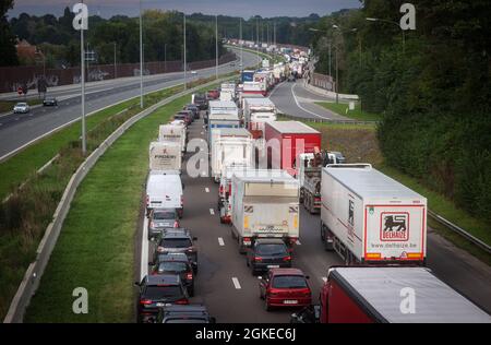 Die Abbildung zeigt einen großen Stau nach einem Verkehrsunfall mit einem Tankwagen, der die Brüsseler Autobahn R0 in beide Richtungen blockiert, in Bee Stockfoto