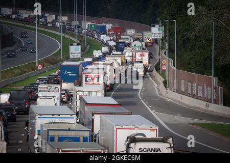 Die Abbildung zeigt einen großen Stau nach einem Verkehrsunfall mit einem Tankwagen, der die Brüsseler Autobahn R0 in beide Richtungen blockiert, in Bee Stockfoto