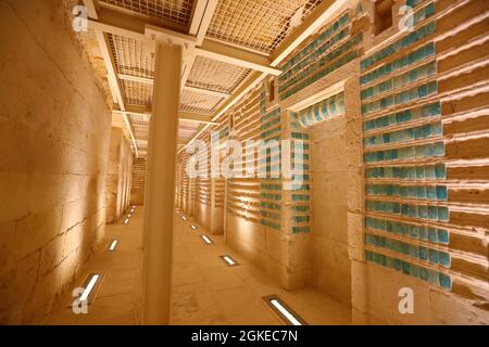 Saqqara, Ägypten. September 2021. Foto zeigt das Innere des südlichen Grabes von König Djoser in der Nekropole von Saqqara, südlich von Kairo, Ägypten, am 14. September 2021. Ägypten öffnete am Montag das südliche Grab von König Djoser nach der Restaurierung in der Nekropole von Saqqara in der Nähe der Hauptstadt Kairo. Der Restaurierungsprozess begann im Jahr 2006 und umfasste Konservierungs- und Restaurierungsarbeiten der unteren Korridore, die Stärkung der Wände und Decken, die Vervollständigung der Inschriften im Inneren des Grabes als die Montage des Granit-Sarkophags. Quelle: Sui Xiankai/Xinhua/Alamy Live News Stockfoto