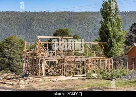 Baustelle eines neuen Holzhauses, Villa Pehuenia, Argentinien Stockfoto