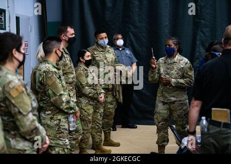 Newark, NJ, 29. März 2021--Mitarbeiter der FEMA Region 2 veranstalten eine Orientierungsveranstaltung für das Verteidigungsministerium und die lokalen Mitarbeiter der FEMA. Alle Bundesmitarbeiter müssen vor der Einsetzung in ein gemeinschaftliches Impfzentrum einen Prozess zur Aufnahme, Staging und weiteren Integration (RSOI) abschließen. Die Mitarbeiter erhalten COVID-19-Tests und nehmen an Schulungen für ihren Einsatz Teil. Die FEMA arbeitet mit staatlichen, lokalen, Stammes- und Gebietsregierungen an der kritischen Notwendigkeit, Impfzentren in unterversorgten Gemeinden zu eröffnen. K.C. Wilsey/FEMA Stockfoto