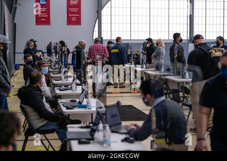 Newark, NJ, 29. März 2021 - das Naimoli Tennis Center auf dem Campus des New Jersey Institute of Technology wird als Community Impfzentrum eingerichtet, das 6,000 Menschen pro Tag impfen kann. Die FEMA-Mitarbeiter helfen zusammen mit dem Title 10-Impfsupportteam des Verteidigungsministeriums den Anwohnern, sich gegen COVID-19 impfen zu lassen. Die FEMA arbeitet mit staatlichen, lokalen, Stammes- und Gebietsregierungen an der entscheidenden Notwendigkeit, Impfzentren zu eröffnen, die dafür sorgen, dass unterversorgte Bevölkerungen Zugang zu Impfstoffen haben. K.C. Wilsey/FEMA Stockfoto