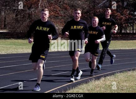 Soldaten der Nationalgarde der Armee von Michigan führen ihren zwei-Meilen-Lauf während eines körperlichen Fitness-Tests der Armee durch, der Teil des Best Warrior Competition war, der vom 28. Bis 31. März 2021 im Fort Custer Training Center in Augusta, Michigan, stattfand. Im Wettbewerb „Beste Krieger“ treten Soldaten und nicht beauftragte Offiziere aus dem ganzen Staat gegeneinander an, um zu sehen, wer die beste Gesamtbeherrschung ihrer Soldatenfähigkeiten besitzt. Stockfoto