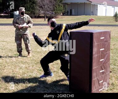 Ein Soldat der Nationalgarde der Michigan Army wirft eine Granate, um zu zeigen, dass er die richtige Technik kennt, während des Best Warrior Competition, der vom 28. Bis 31. März 2021 im Fort Custer Training Center in Augusta, Michigan, stattfand. Im Wettbewerb „Beste Krieger“ treten Soldaten und nicht beauftragte Offiziere aus dem ganzen Staat gegeneinander an, um zu sehen, wer die beste Gesamtbeherrschung ihrer Soldatenfähigkeiten besitzt. Stockfoto