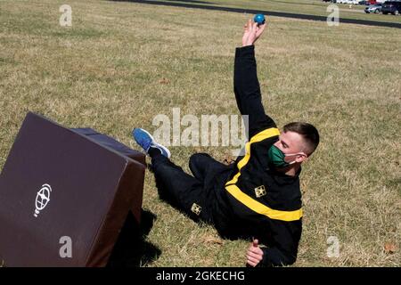 Ein Soldat der Nationalgarde der Michigan Army wirft eine Granate, um zu zeigen, dass er die richtige Technik kennt, während des Best Warrior Competition, der vom 28. Bis 31. März 2021 im Fort Custer Training Center in Augusta, Michigan, stattfand. Im Wettbewerb „Beste Krieger“ treten Soldaten und nicht beauftragte Offiziere aus dem ganzen Staat gegeneinander an, um zu sehen, wer die beste Gesamtbeherrschung ihrer Soldatenfähigkeiten besitzt. Stockfoto