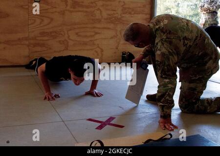 Ein Soldat der Nationalgarde der Armee von Michigan macht Liegestütze während eines körperlichen Fitness-Tests der Armee, der Teil des besten Kriegerwettbewerbs war, der vom 28. Bis 31. März 2021 im Fort Custer Training Center in Augusta, Michigan, stattfand. Im Wettbewerb „Beste Krieger“ treten Soldaten und nicht beauftragte Offiziere aus dem ganzen Staat gegeneinander an, um zu sehen, wer die beste Gesamtbeherrschung ihrer Soldatenfähigkeiten besitzt. Stockfoto