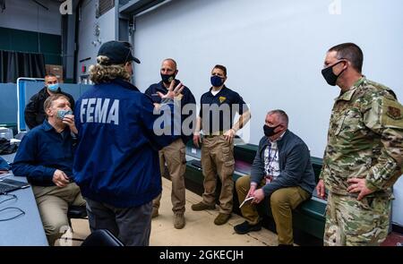 Newark, NJ, 29. März 2021--Mitarbeiter der FEMA Region 2 veranstalten eine Orientierungsveranstaltung für das Verteidigungsministerium und die lokalen Mitarbeiter der FEMA. Alle Bundesmitarbeiter müssen vor der Einsetzung in ein gemeinschaftliches Impfzentrum einen Prozess zur Aufnahme, Staging und weiteren Integration (RSOI) abschließen. Die Mitarbeiter erhalten COVID-19-Tests und nehmen an Schulungen für ihren Einsatz Teil. Die FEMA arbeitet mit staatlichen, lokalen, Stammes- und Gebietsregierungen an der kritischen Notwendigkeit, Impfzentren in unterversorgten Gemeinden zu eröffnen. K.C. Wilsey/FEMA Stockfoto