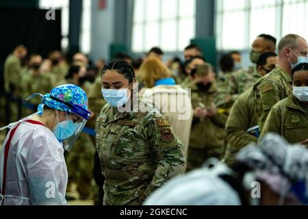 Newark, NJ, 29. März 2021--Mitarbeiter der FEMA Region 2 veranstalten eine Orientierungsveranstaltung für das Verteidigungsministerium und die lokalen Mitarbeiter der FEMA. Alle Bundesmitarbeiter müssen vor der Einsetzung in ein gemeinschaftliches Impfzentrum einen Prozess zur Aufnahme, Staging und weiteren Integration (RSOI) abschließen. Die Mitarbeiter erhalten COVID-19-Tests und nehmen an Schulungen für ihren Einsatz Teil. Die FEMA arbeitet mit staatlichen, lokalen, Stammes- und Gebietsregierungen an der kritischen Notwendigkeit, Impfzentren in unterversorgten Gemeinden zu eröffnen. K.C. Wilsey/FEMA Stockfoto