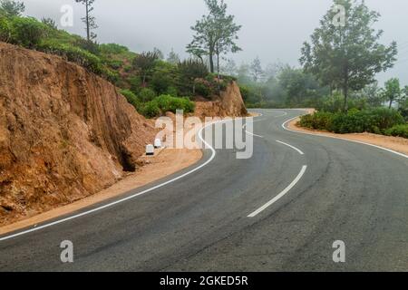 Kurvenreiche Straße in der Nähe von Haputale, Sri Lanka Stockfoto