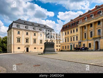 Platz der Demokratie mit der Herzogin Anna Amalia Bibliothek, dem Carl August Denkmal und DER FRANZ LISZT Musikschule, Weimar, Thüringen, Deutschland Stockfoto