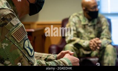 General Charles Q. Brown, Jr., der 22. Stabschef der Luftwaffe, besucht den Generalmajor Michael Garshak, den Adjutanten-General von Idaho und Kommandeur der Idaho National Guard, Brig. General Tim Donnellan, der stellvertretende Adjutant General der Idaho Air und Kommandant der Idaho Air National Guard, und Oberst Shannon Smith, der Kommandeur des 124. Kampfflügels, während seines Besuchs auf der Mountain Home Air Force Base, Mountain Home, Idaho, 30. März 2021. Das Team diskutierte verschiedene Probleme, Erfolge und Möglichkeiten, wie die Idaho Nationalgarde bei der gesamten Luftwaffe helfen kann. Stockfoto