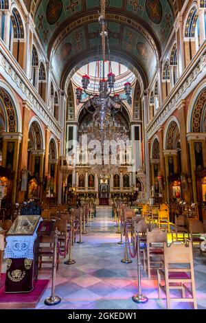 Interieur mit Altar, verzierten Innenraum, Kronleuchter, neoklassizistische griechisch-orthodoxe Kirche des Hl. Nikolaus, Agios Nikolaos, Ermoupoli, Syros, Kykladen Stockfoto