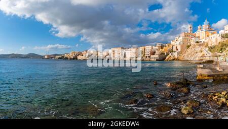 Blick auf die Küste und die Stadt, neoklassizistische griechisch-orthodoxe Kirche des Heiligen Nikolaus, Agios Nikolaos, Ermoupoli, Syros, Kykladen, Griechenland Stockfoto