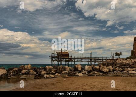 Am Fuße des alten Dorfes Termoli schlängelt sich die Promenade des Trabucchi, ein Teil der Küste, von dem aus Sie Zugang zu haben Stockfoto