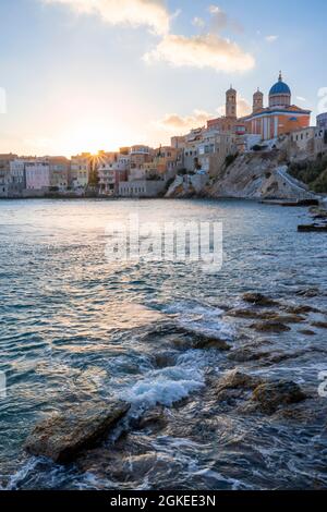 Blick auf die Küste und die Stadt, neoklassizistische griechisch-orthodoxe Kirche des Heiligen Nikolaus, Agios Nikolaos, Ermoupoli, Syros, Kykladen, Griechenland Stockfoto