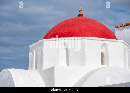 Rotes Dach einer griechisch-orthodoxen Kirche der Kykladen, Mykonos-Stadt, Mykonos, Kykladen, Griechenland Stockfoto