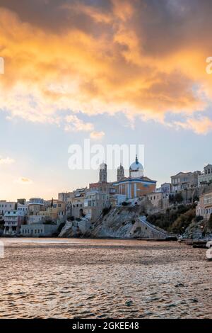 Blick auf die Küste und die Stadt, neoklassizistische griechisch-orthodoxe Kirche des Heiligen Nikolaus, Agios Nikolaos, Ermoupoli, Syros, Kykladen, Griechenland Stockfoto