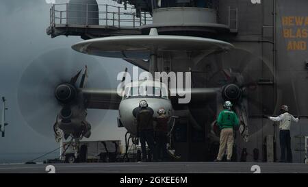 INDISCHER OZEAN (30. März 2021) – US-Seeleute testen die Propeller eines E-2C Hawkeye, der den „Liberty Bells“ des Airborne Command and Control Squadron (VAW) 115 zugewiesen wurde, auf dem Flugdeck des Flugzeugträgers USS Theodore Roosevelt (CVN 71) am 30. März 2021. Die Theodore Roosevelt Carrier Strike Group ist im geplanten Einsatz im 7. Flottenbereich der USA. Als größte vorwärtseingesetzte Flotte der US-Marine operiert und interagiert die 7. Flotte routinemäßig mit 35 maritimen Nationen und führt Missionen durch, um eine freie und offene Indo-Pazifik-Region zu erhalten und zu schützen. Stockfoto